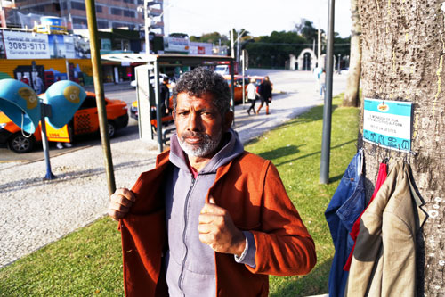 Cabides com doações começam a aparecer em Curitiba