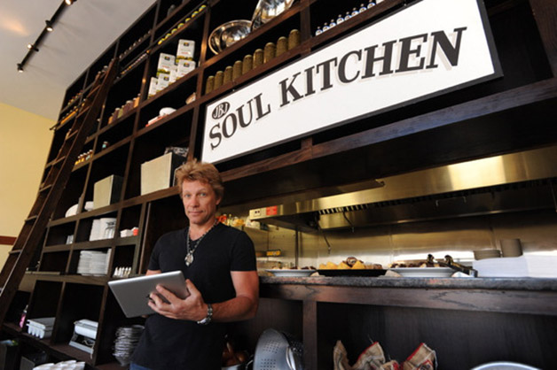 Músico Jon Bon Jovi cria restaurante comunitário